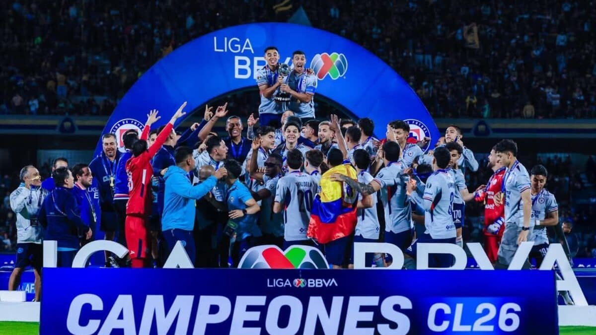 En una de las finales más dramáticas, intensas y pasionales de los últimos años, Cruz Azul se coronó campeón del Torneo Clausura 2026 al derrotar 1-2 (global 1-2) a los Pumas de la UNAM en un Estadio Olímpico Universitario