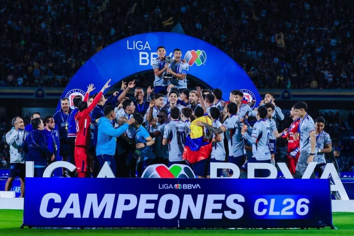 En una de las finales más dramáticas, intensas y pasionales de los últimos años, Cruz Azul se coronó campeón del Torneo Clausura 2026 al derrotar 1-2 (global 1-2) a los Pumas de la UNAM en un Estadio Olímpico Universitario