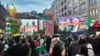 Aficionados en el Fan Fest del Zócalo de CDMX viendo el partido