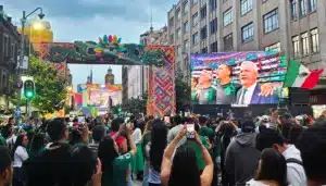 Aficionados en el Fan Fest del Zócalo de CDMX viendo el partido