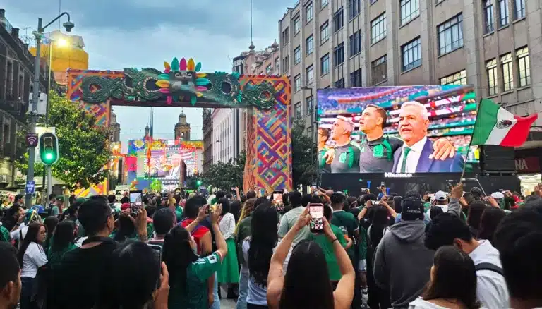 Aficionados en el Fan Fest del Zócalo de CDMX viendo el partido