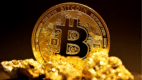 Bitcoin cayó 50% desde su máximo de $126,000 y hoy perfora los $62,000. Las tres razones verificadas del desplome y dónde puede estar el fondo.