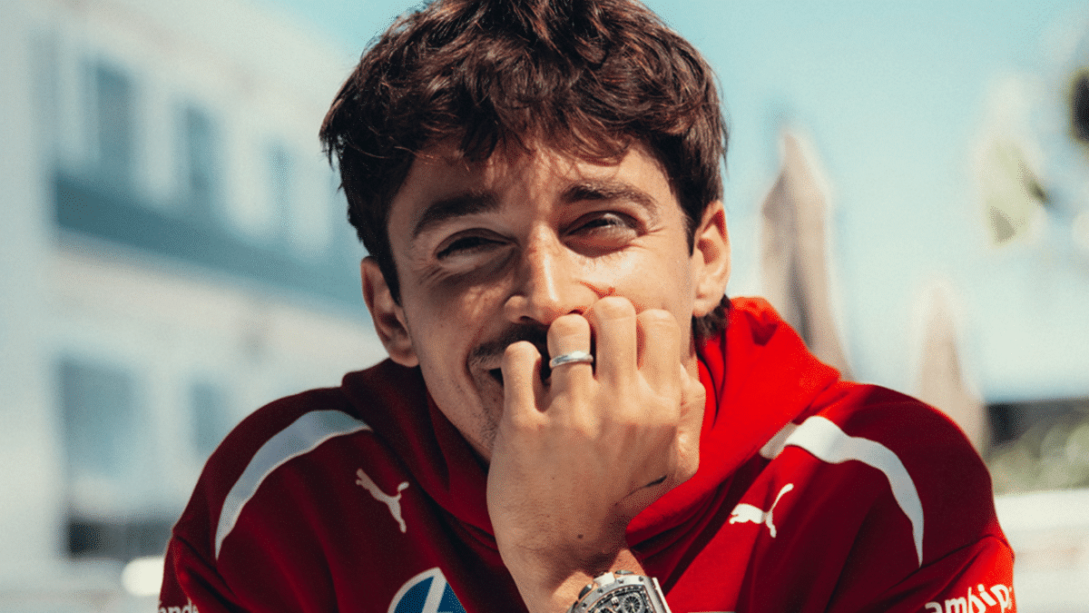 Charles Leclerc no se va de Maranello. El piloto monegasco firma un nuevo acuerdo y aquí te contamos los motivos estratégicos detrás del anuncio.