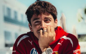Charles Leclerc no se va de Maranello. El piloto monegasco firma un nuevo acuerdo y aquí te contamos los motivos estratégicos detrás del anuncio.