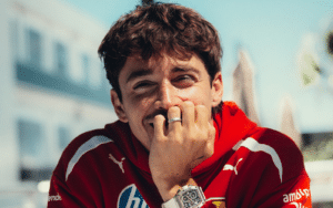 Charles Leclerc no se va de Maranello. El piloto monegasco firma un nuevo acuerdo y aquí te contamos los motivos estratégicos detrás del anuncio.
