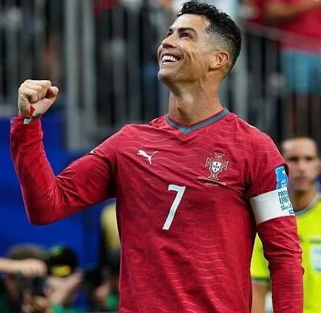 Cristiano Ronaldo acaba de convertirse en el primer futbolista de todos los tiempos en marcar goles en SEIS Copas del Mundo diferentes.
