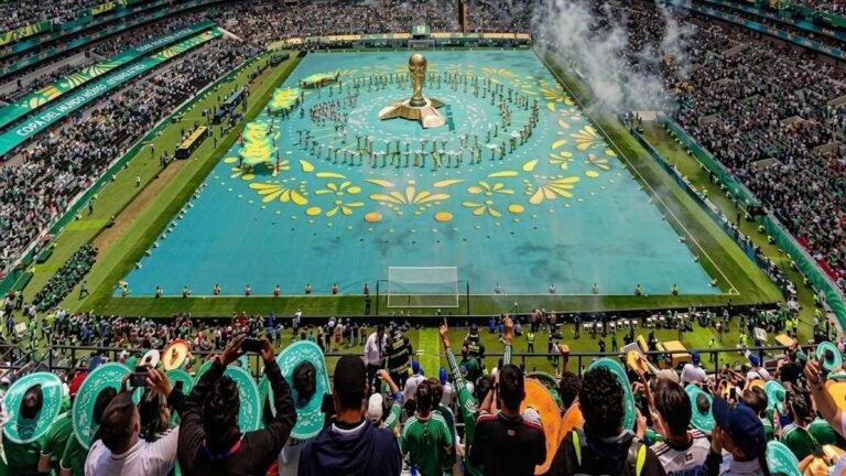 Vista de un estadio de la Copa del Mundo 2026 completamente lleno con miles de aficionados, banderas y una pantalla gigante que ilustra el impacto global y los récords de audiencia de las transmisiones.