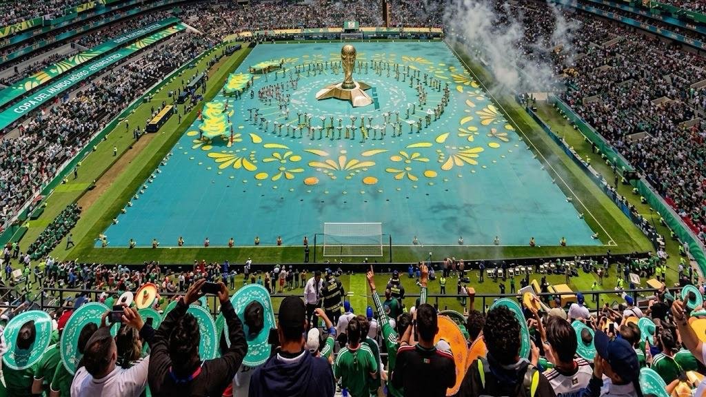 Vista de un estadio de la Copa del Mundo 2026 completamente lleno con miles de aficionados, banderas y una pantalla gigante que ilustra el impacto global y los récords de audiencia de las transmisiones.