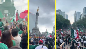Aficionados con playeras de la selección y banderas de México celebran alrededor del Ángel de la Independencia.