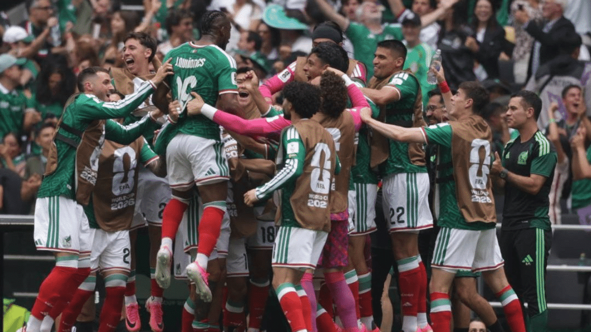 Los jugadores de la Selección Mexicana celebran la victoria del partido de apertura en el centro de la cancha del Estadio Ciudad de México.