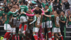 Los jugadores de la Selección Mexicana celebran la victoria del partido de apertura en el centro de la cancha del Estadio Ciudad de México.