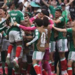Los jugadores de la Selección Mexicana celebran la victoria del partido de apertura en el centro de la cancha del Estadio Ciudad de México.