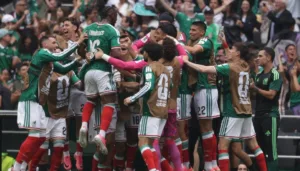 Los jugadores de la Selección Mexicana celebran la victoria del partido de apertura en el centro de la cancha del Estadio Ciudad de México.