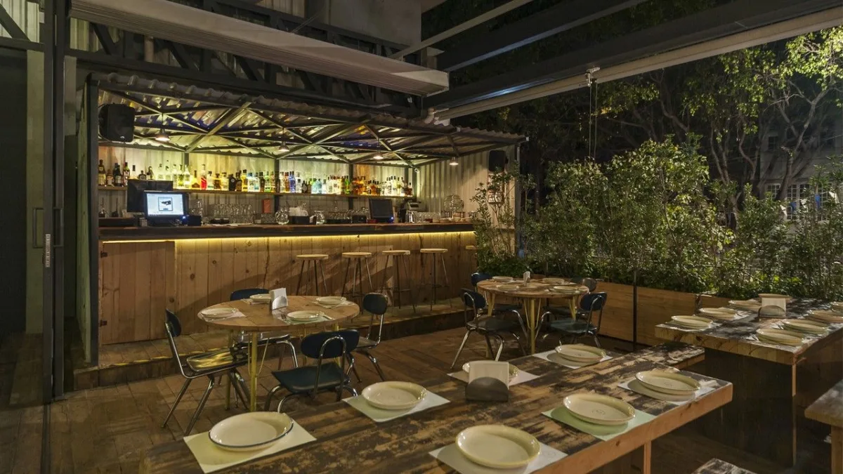 Disfruta de tostadas, ceviches, caldos y tiraditos, acompañados de vino local o espumoso, en un ambiente acogedor y sofisticado