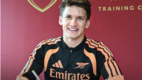 Christos Tzolis ficha por el Arsenal con altas expectativas tras su paso por el Brujas