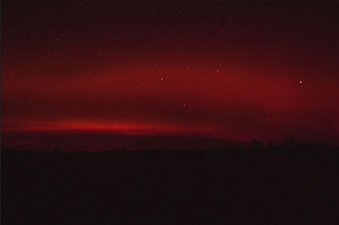 Las auroras polares de color rojo intenso ocurren a altitudes superiores cuando partículas solares chocan con el oxígeno.. Fuente: Emils Vanags / Getty Images