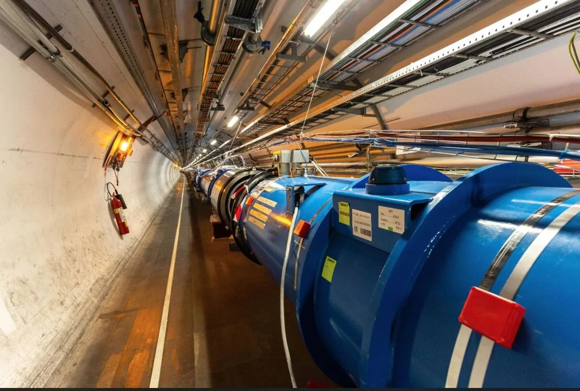 El anillo subterráneo de 27 kilómetros utiliza imanes superconductores enfriados a temperaturas más frías que el espacio profundo. Fuente: Ronald Patrick / Getty Images