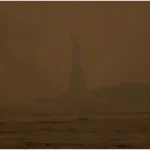 Debido a una densa y peligrosa nube de humo proveniente de los masivos incendios forestales activos en Ontario, Canadá.