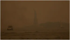 Debido a una densa y peligrosa nube de humo proveniente de los masivos incendios forestales activos en Ontario, Canadá.