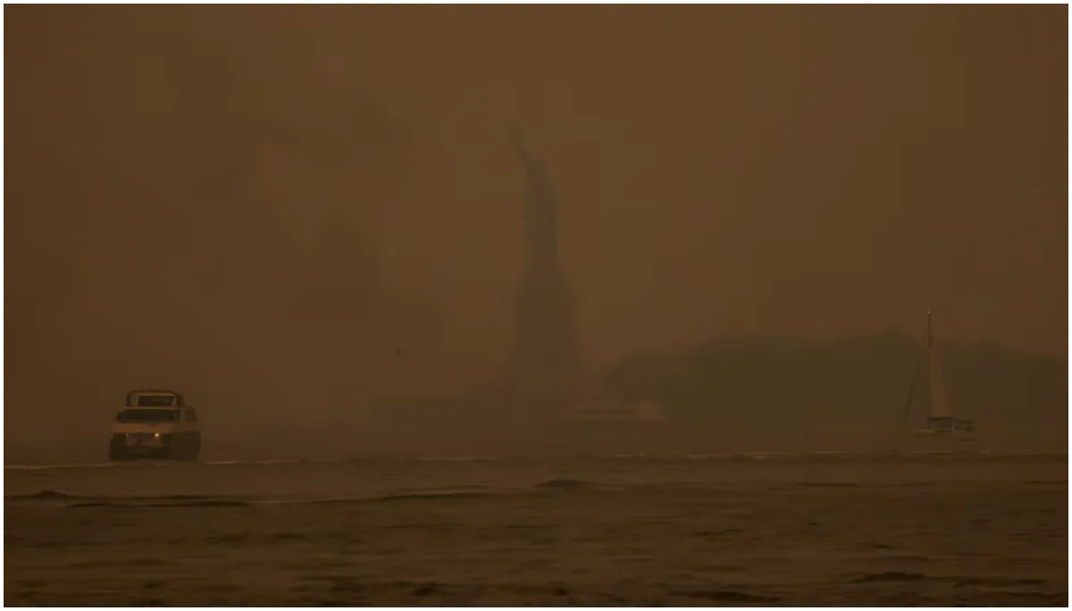 Debido a una densa y peligrosa nube de humo proveniente de los masivos incendios forestales activos en Ontario, Canadá.