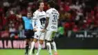 El conjunto universitario, dirigido por Esteban Solari, logró darle la vuelta al marcador en el segundo tiempo gracias a las anotaciones de dos exjugadores escarlatas.
