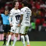El conjunto universitario, dirigido por Esteban Solari, logró darle la vuelta al marcador en el segundo tiempo gracias a las anotaciones de dos exjugadores escarlatas.