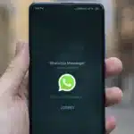 Persona sosteniendo un smartphone con WhatsApp