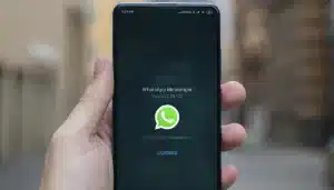Persona sosteniendo un smartphone con WhatsApp