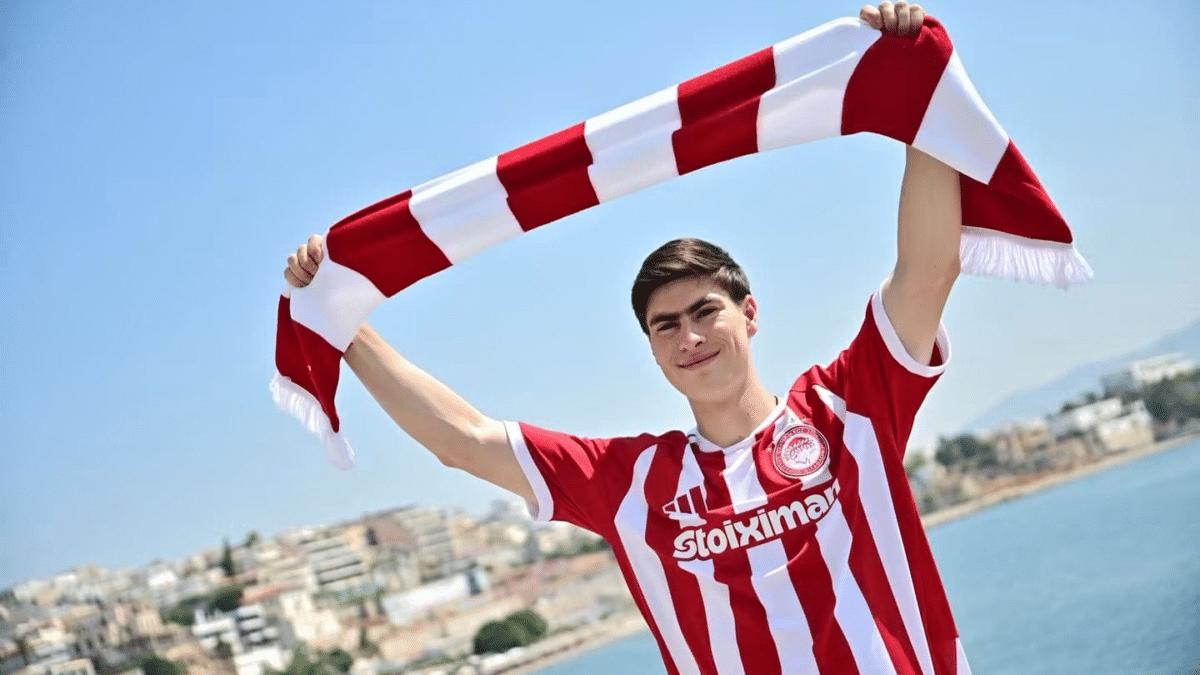 El delantero mexicano Armando "La Hormiga" González se convirtió oficialmente en nuevo jugador del Olympiacos de Grecia tras cerrarse su transferencia definitiva desde las Chivas de Guadalajara por un monto de 10 millones de euros más 2 millones en variables.