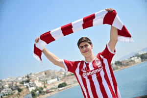 El delantero mexicano Armando "La Hormiga" González se convirtió oficialmente en nuevo jugador del Olympiacos de Grecia tras cerrarse su transferencia definitiva desde las Chivas de Guadalajara por un monto de 10 millones de euros más 2 millones en variables.