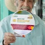 Adulto mayor cobra su pensión del Bienestar en una sucursal del Banco del Bienestar