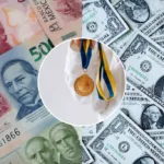 El dólar se acercó a 17 pesos este viernes: Descubre a quién beneficia y a quién no le conviene.