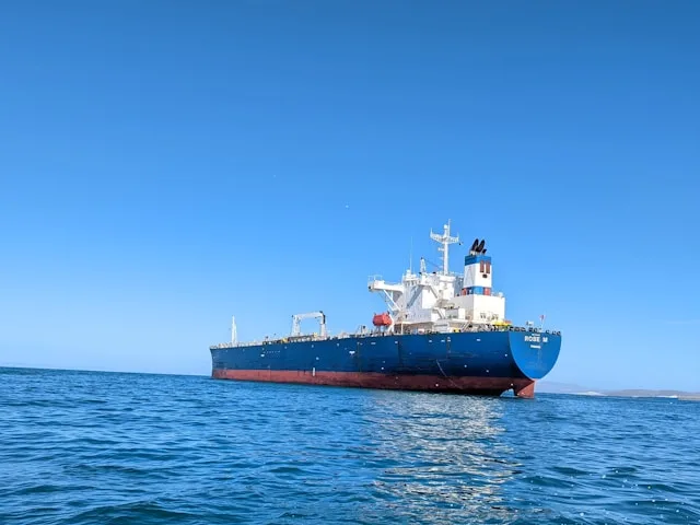 La incertidumbre por la reapertura del estrecho de Ormuz es una de las razones por las que el oro cotiza tan alto