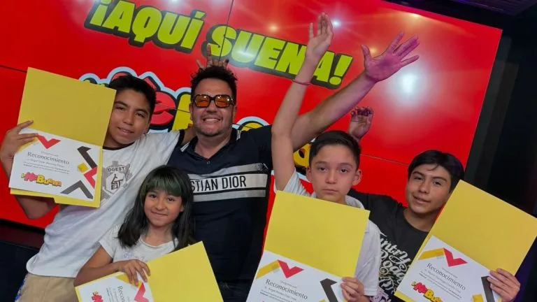 LaKeBuena otorga becas de hasta 10,000 pesos a los mejores promedios escolares (KeBuena)