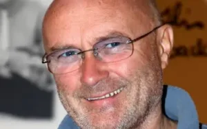 Phil Collins revela que estuvo al borde de la muerte en 2024 tras siete meses hospitalizado por alcoholismo
