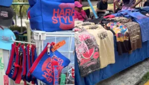 Puestos de mercancía no oficial instalados en los alrededores del Estadio GNP Seguros durante los conciertos de Harry Styles en la Ciudad de México.