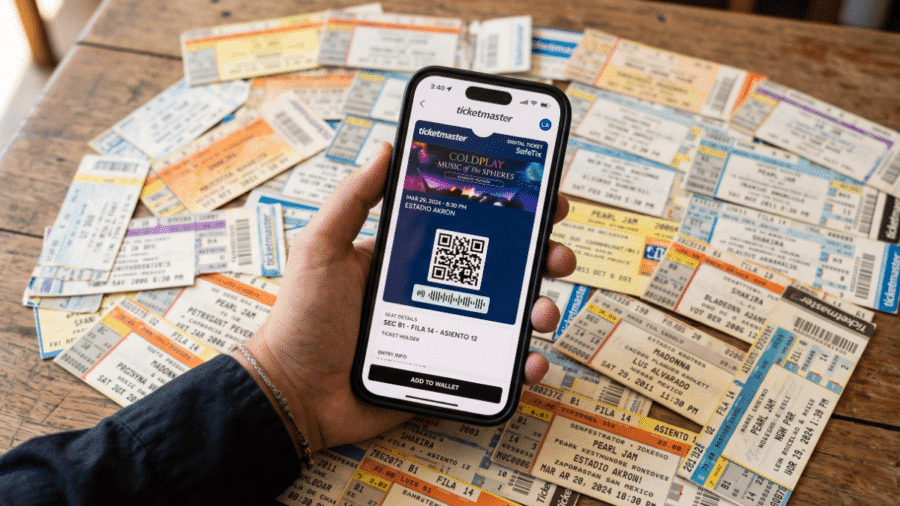 Pantalla de celular mostrando un boleto digital con código QR dinámico de Ticketmaster.