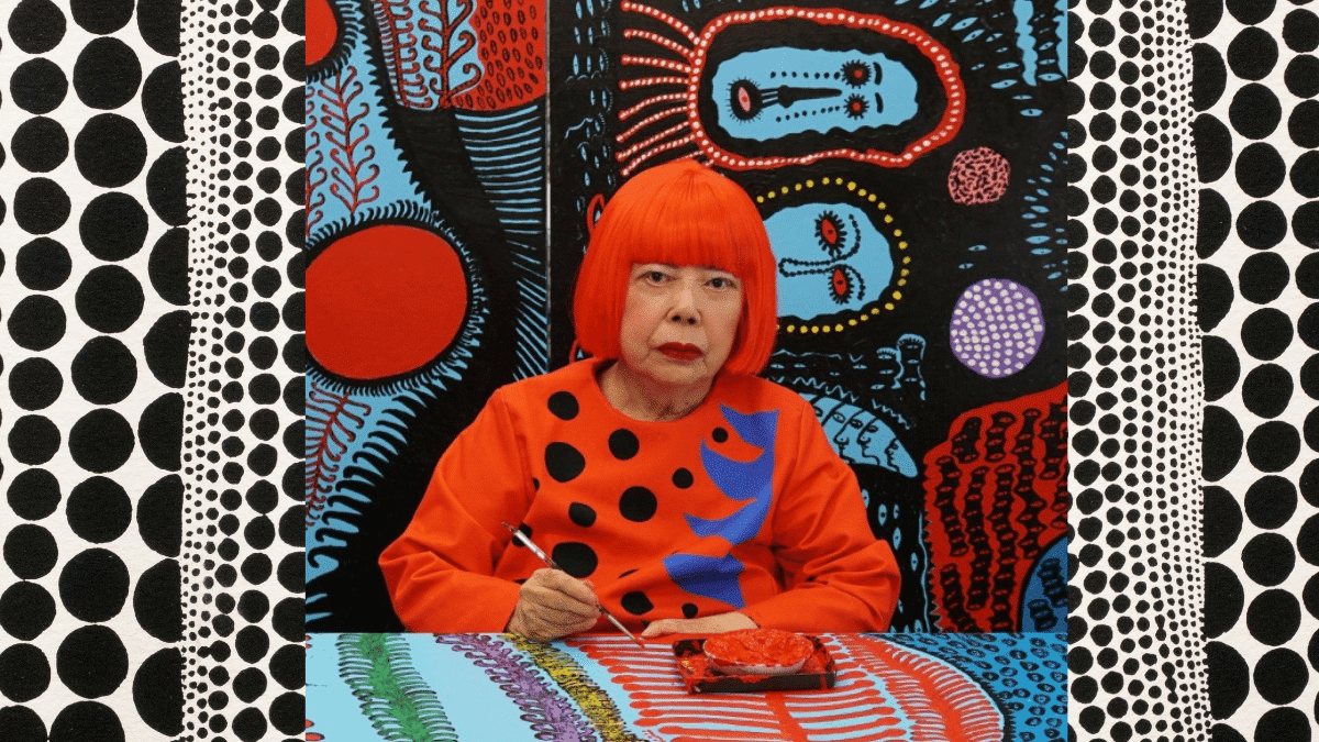 Yayoi Kusama pintando frente a uno de sus característicos fondos llenos de lunares y colores vibrantes