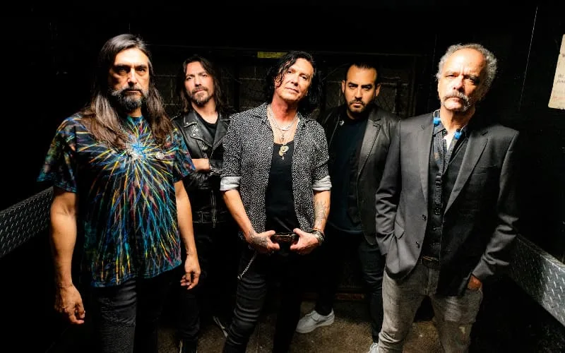 Caifanes, banda que encabeza el Tecate Comuna 2026, posa en una sesión de prensa antes del festival en el Foro Cholula