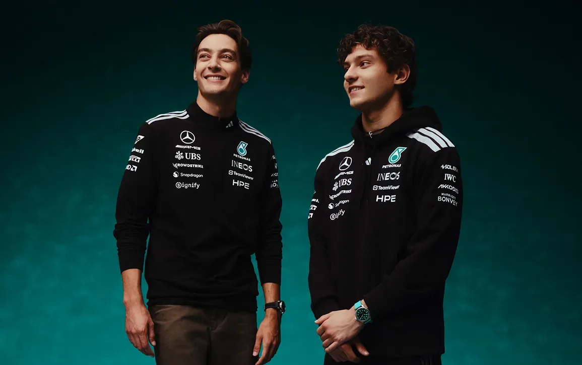 George Russell y Kimi Antonelli con la chamarra del teamwear 2026 de Mercedes-AMG F1 y adidas, de unos $3,925 pesos
