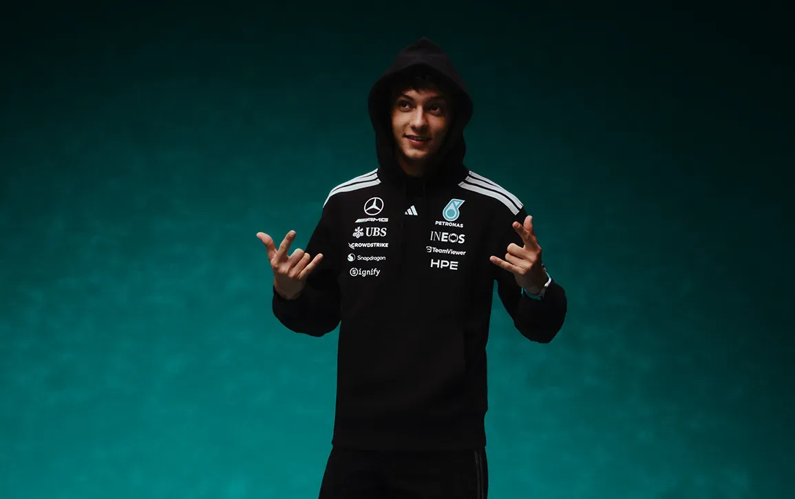 Kimi Antonelli posa con la sudadera del teamwear 2026 de Mercedes y adidas, desde unos $850 pesos la gorra