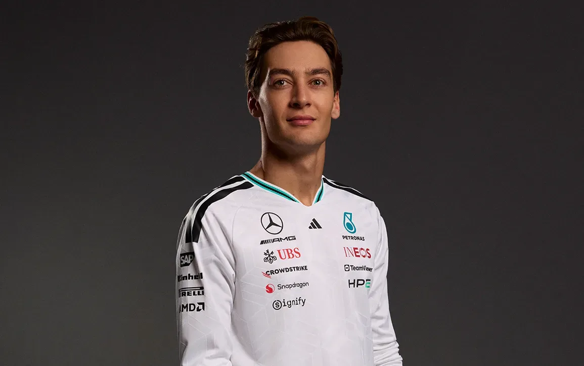 George Russell con el driver jersey blanco del teamwear 2026 de Mercedes-AMG F1 y adidas, de unos $2,310 pesos