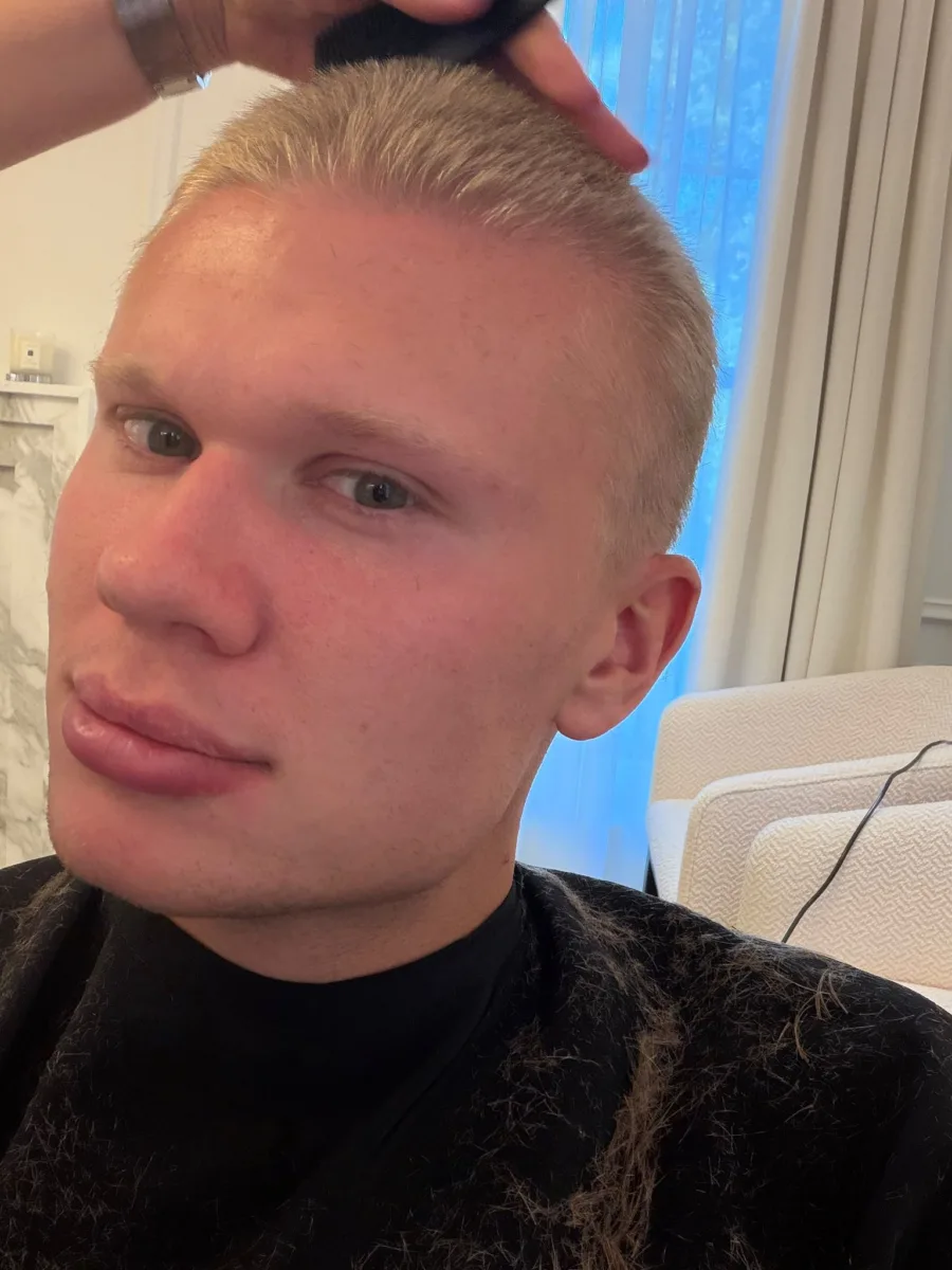 Erling Haaland con su nuevo corte de pelo rapado durante el proceso en el que dejó atrás su melena rubia