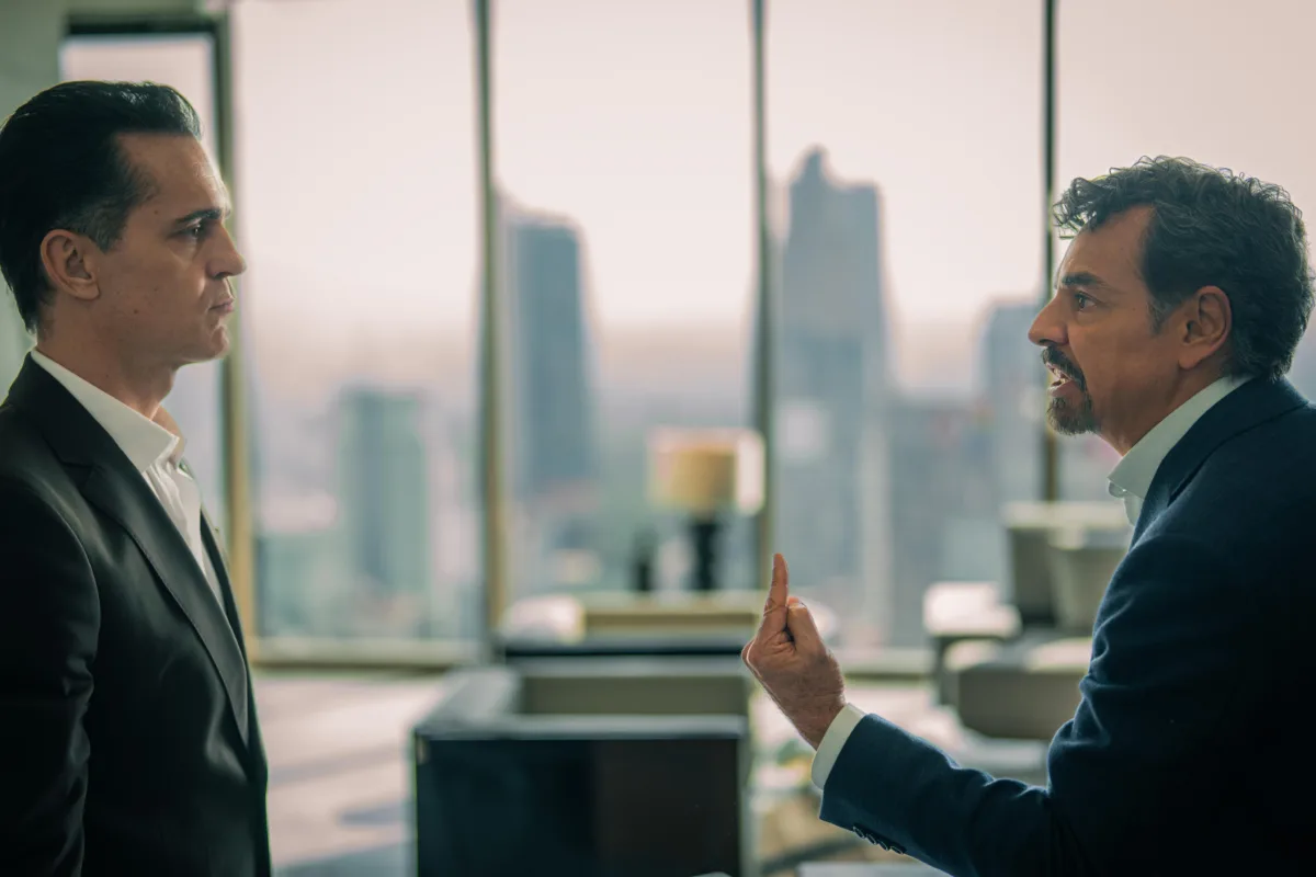Eugenio Derbez y Pedro Alonso se enfrentan cara a cara en una oficina en una escena de la serie El Juicio de Prime Video