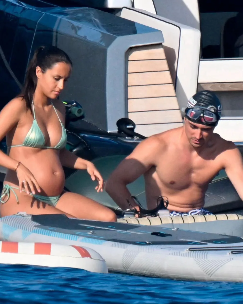 Charles Leclerc fotografía a Alexandra Saint Mleux embarazada en Cerdeña mientras vacacionan en su yate.