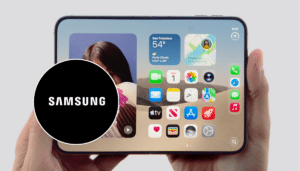 Primer plano de una pantalla plegable de smartphone abierta, mostrando la línea central del pliegue
