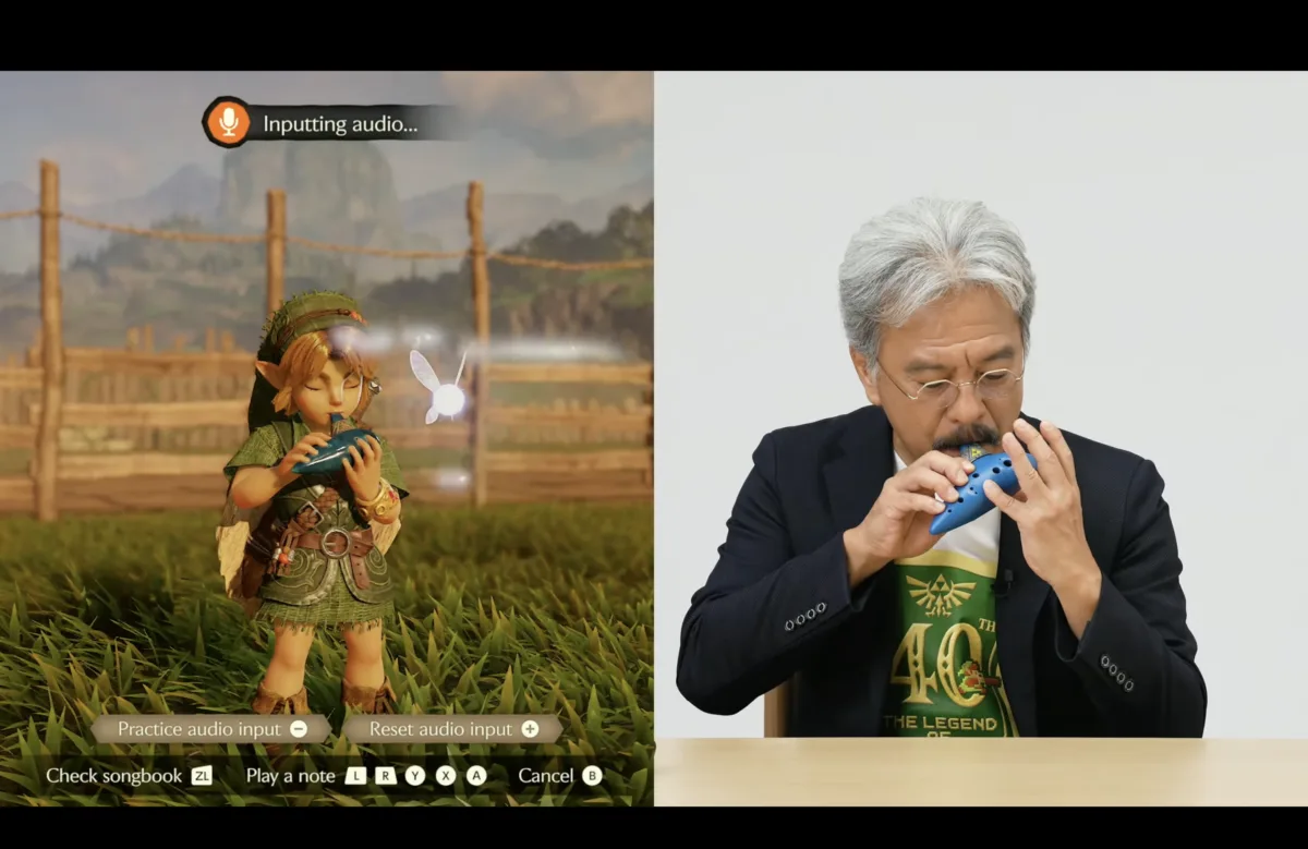 Eiji Aonuma toca una ocarina física mientras Link reproduce la misma melodía en el remake de Ocarina of Time