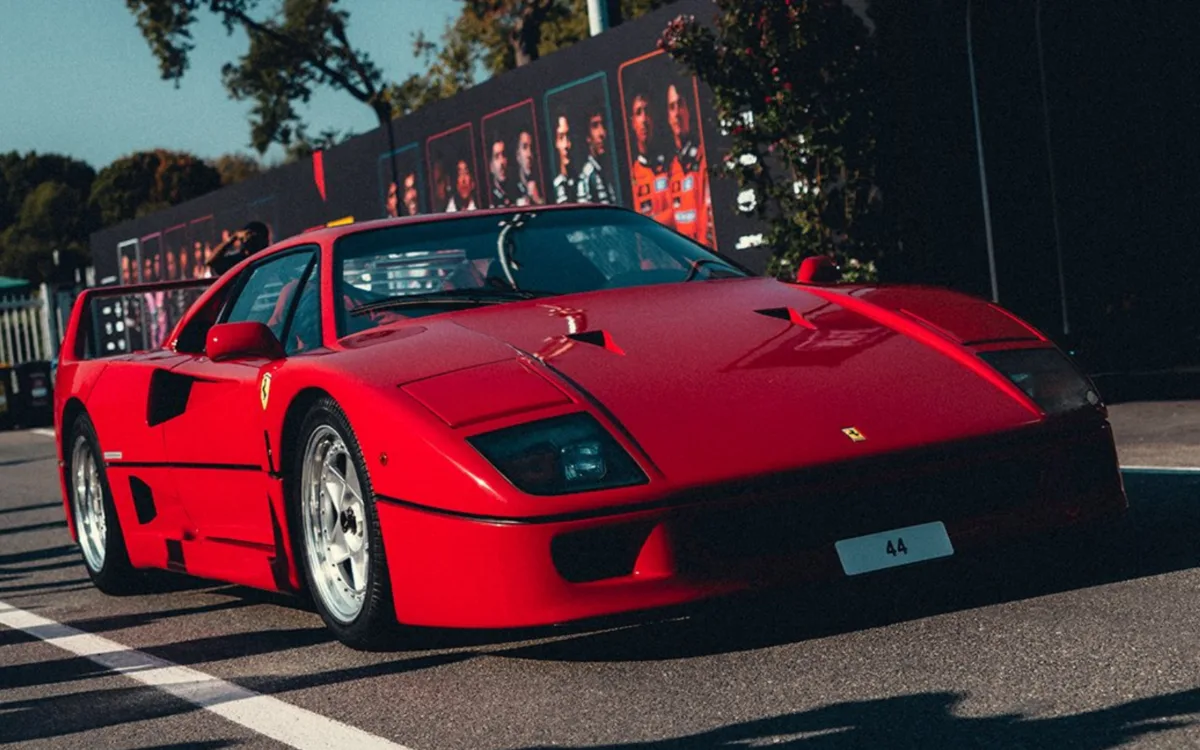 Ferrari F40 rojo de Lewis Hamilton con la placa 44 estacionado en el acceso al circuito de Monza