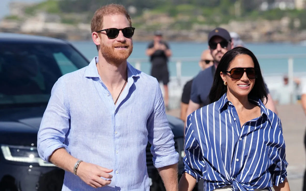Enrique de Sussex y Meghan Markle caminan juntos con lentes de sol durante una aparición pública en Inglaterra este 7 de septiembre