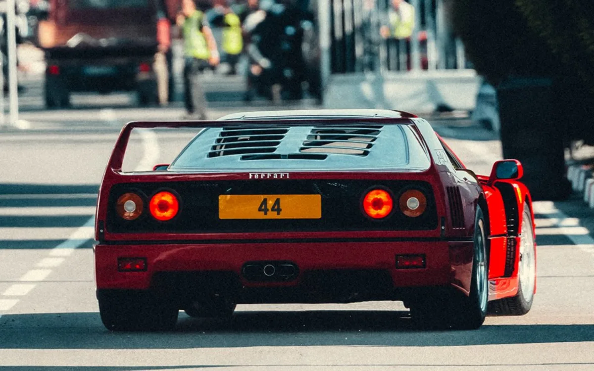 Ferrari F40 rojo de Lewis Hamilton visto desde atrás con la placa amarilla número 44 al llegar a Monza